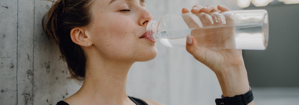 Gli effetti benefici dell’acqua per la salute: quanto bisogna bere ogni giorno?