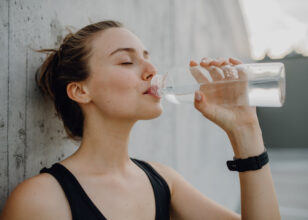 Gli effetti benefici dell’acqua per la salute: quanto bisogna bere ogni giorno?