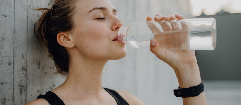 Gli effetti benefici dell’acqua per la salute: quanto bisogna bere ogni giorno?